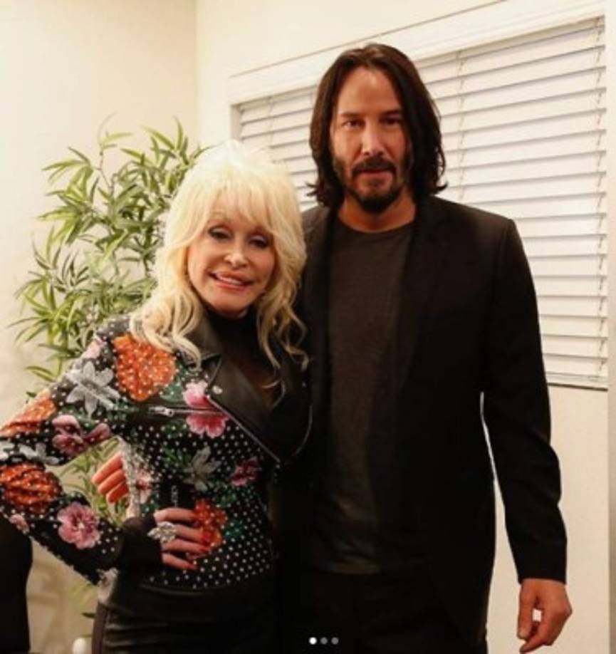 Y en esta aparentemente política personal del actor también incluye a las famosas como Dolly Parton con quien hace unas semanas se fotografió e hizo lo mismo.