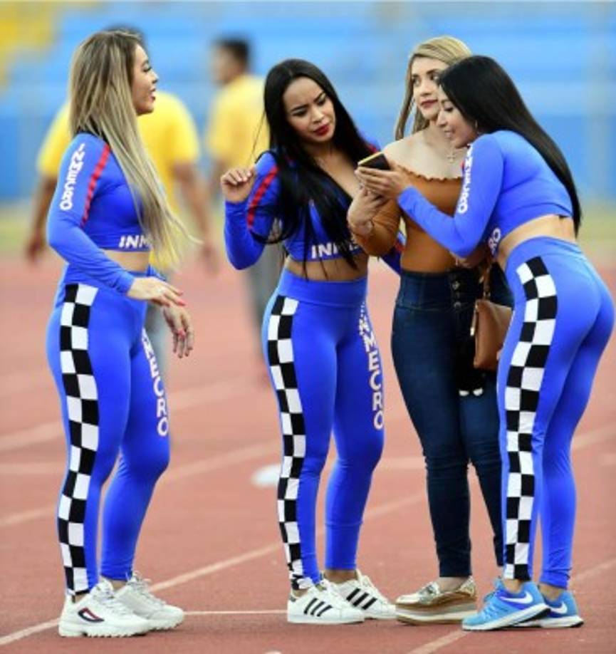 Un grupo de modelos en la pista del estadio Olímpico previo al partido Real España-Olimpia.