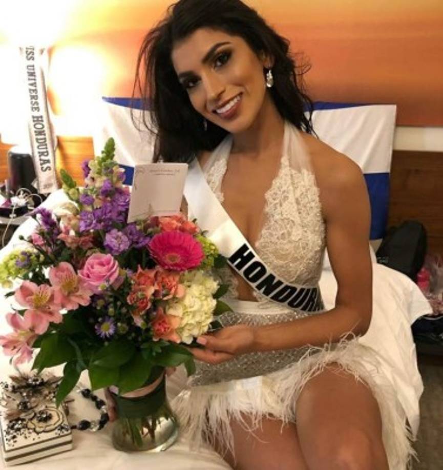 El consulado de Honduras en Atlanta le envió un pequeño arreglo floral a la hondureña en sus concentración del Miss Universo.