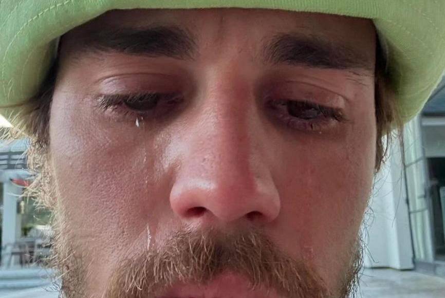 La estrella pop capturó las fotos en primer plano, con ojos llorosos, portando un gorro verde mientras agacha la mirada. De acuerdo con reportes de medios como Daily Mail y Page Six, las instantáneas surgen tras los rumores de posibles problemas matrimoniales con Hailey Baldwin.