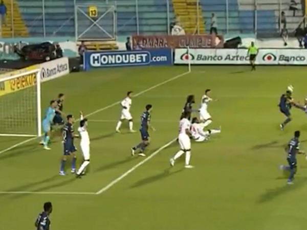 Najar recibió una falta dentro del área por parte de Denis Meléndez.