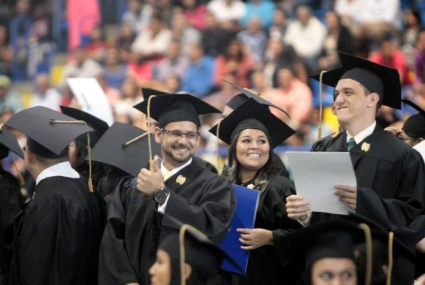 La Universidad Nacional Autónoma (Unah) graduó este sábado 695 profesionales.