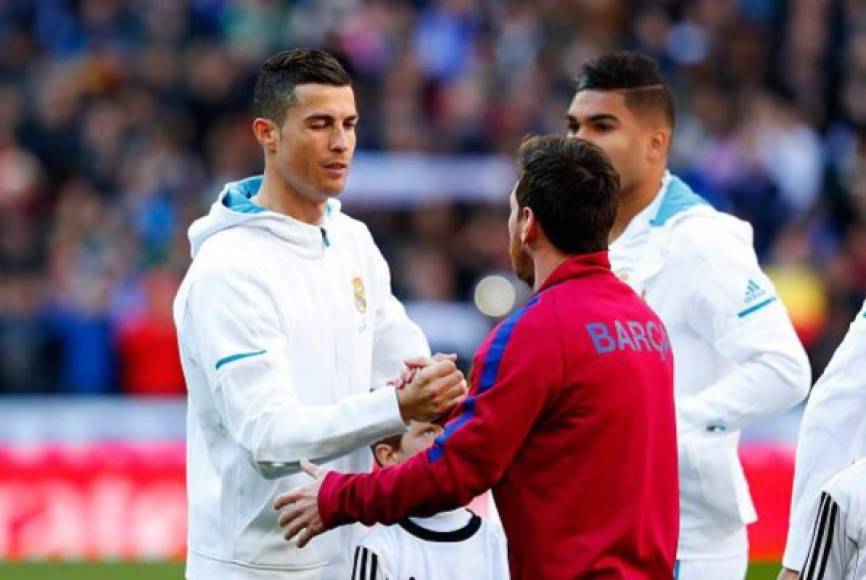Cristiano Ronaldo y Lionel Messi se saludaron previo al inicio del partido.