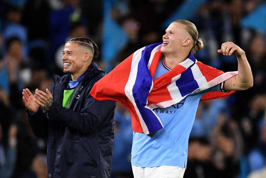 Erling Haaland celebrando con la bandera de Noruega en sus hombres.