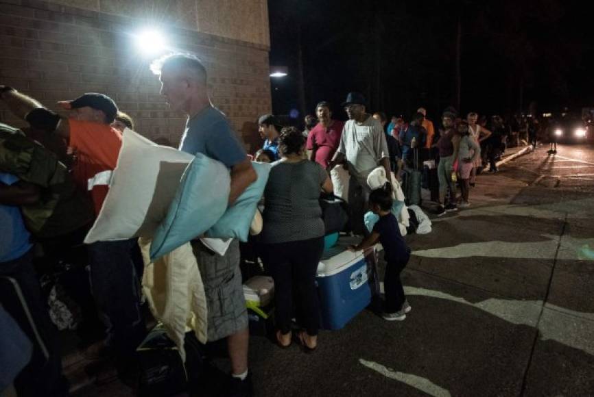 Personas evacuadas se refugiaron en la escuela secundaria Emma B. Trask ante la llegada del huracán Florence en Wilmington, Carolina del Norte.