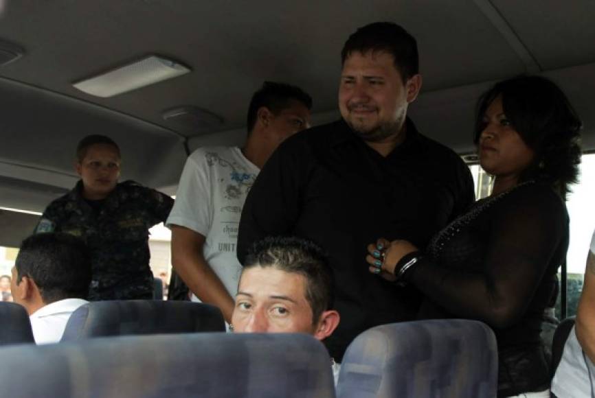 En un bus junto a otros acusados fue transportado Paredes Vélez a la prisión.