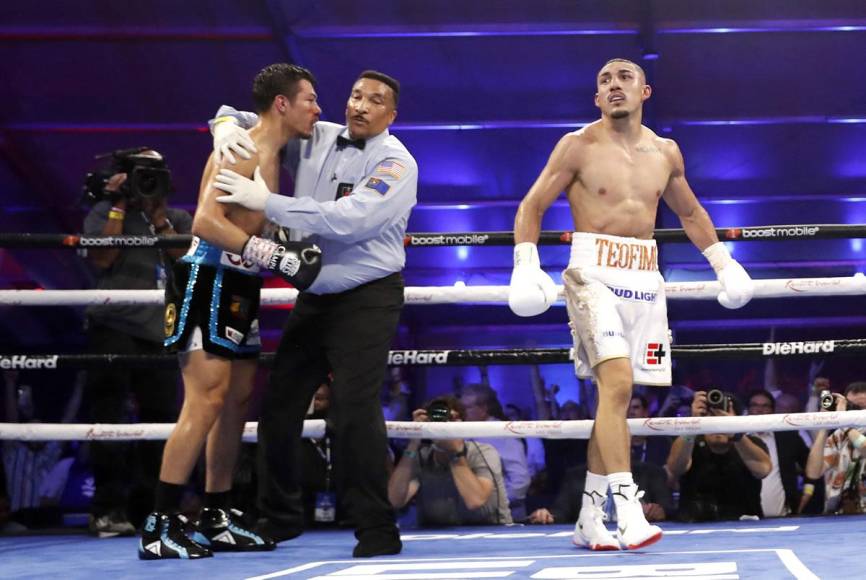 Pedro Campa estaba recibiendo mucho castigo por parte de Teófimo López y el árbitro Tony Weeks decidió parar el combate.