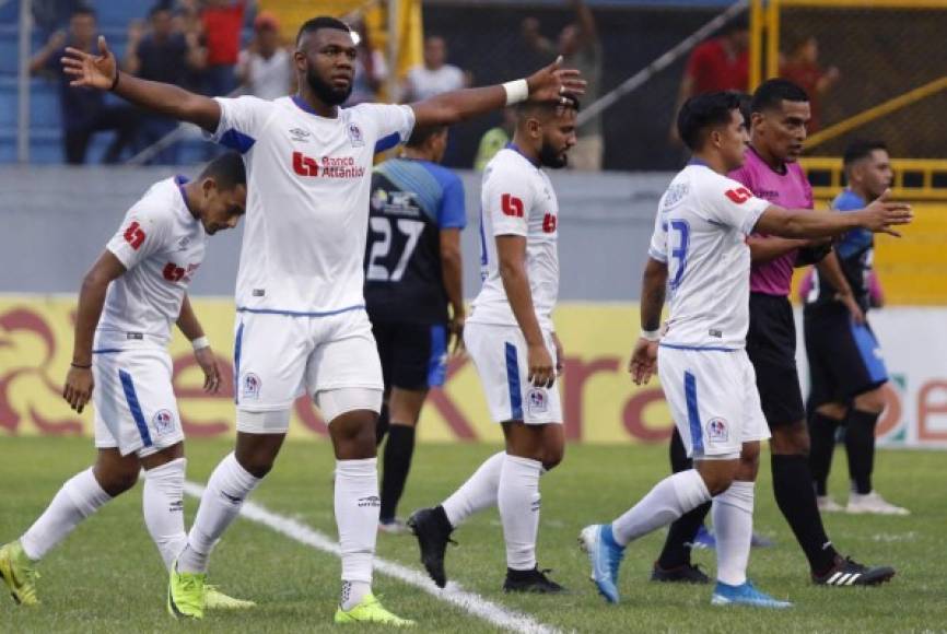 Jorge Benguché fue la figura en el estadio Morazán al marcar un doblete.