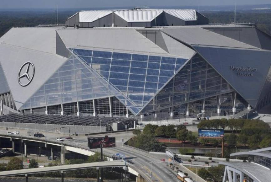 El Mercedes Benz Stadium comenzó a construirse en el 2014 y fue inaugurado el 26 de agosto del 2017. Reemplazó al mítico estadio Georgia Dome, antigua sede donde los Atlanta Falcons jugaban de local. Es es el escenario deportivo del Super Bowl 2019.