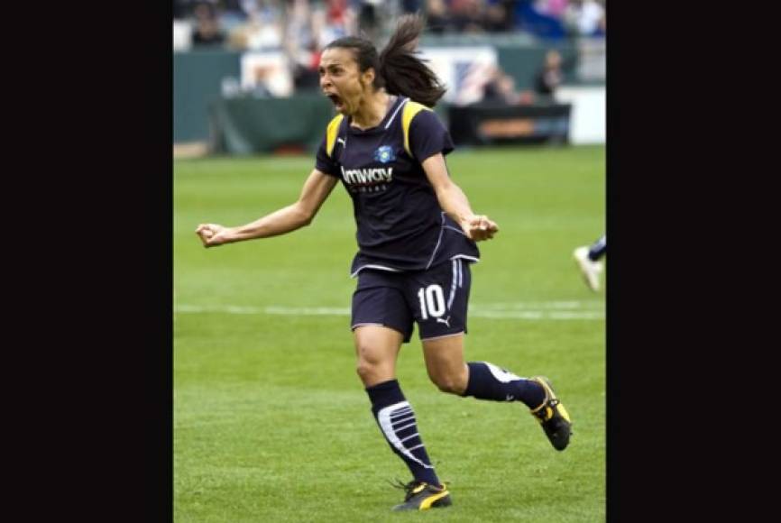 En enero de 2009, Marta fichó por Los Angeles Sol de Estados Unidos. Jugaría hasta final de temporada.
