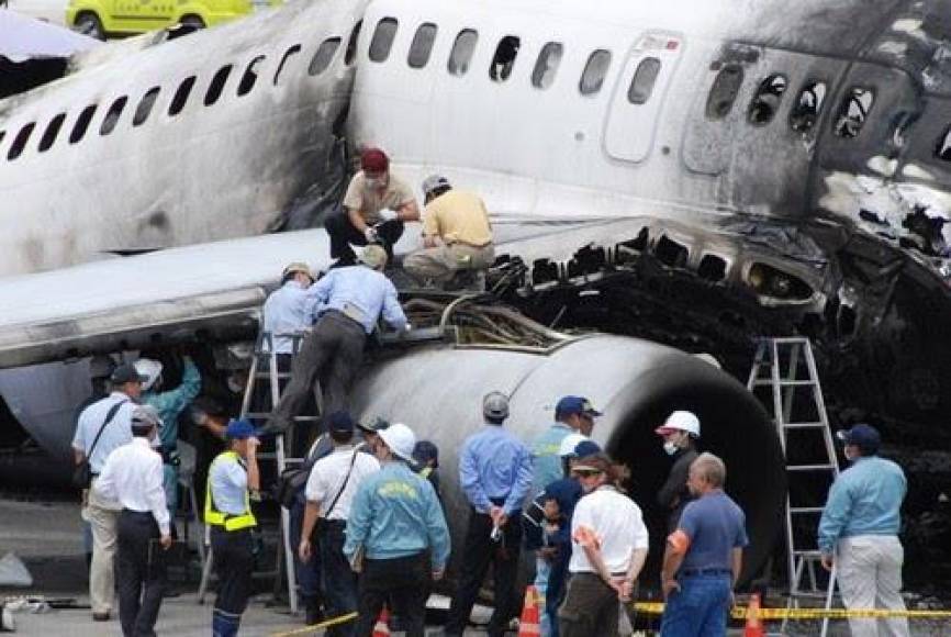 El accidente aéreo dejó cinco personas muertas y ochenta heridos