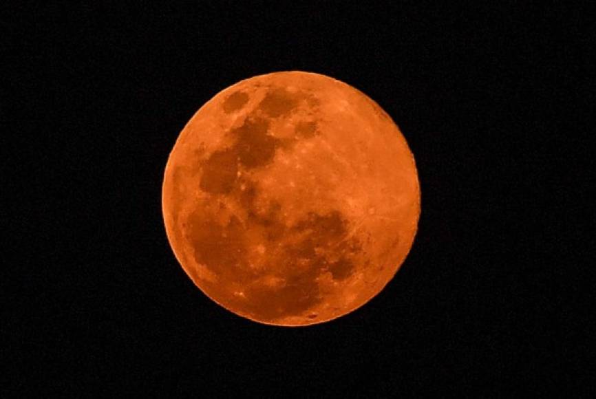 Esta es la tercera y mayor superluna de este año. Se estará viendo durante toda la noche y hasta el amanecer. AFP