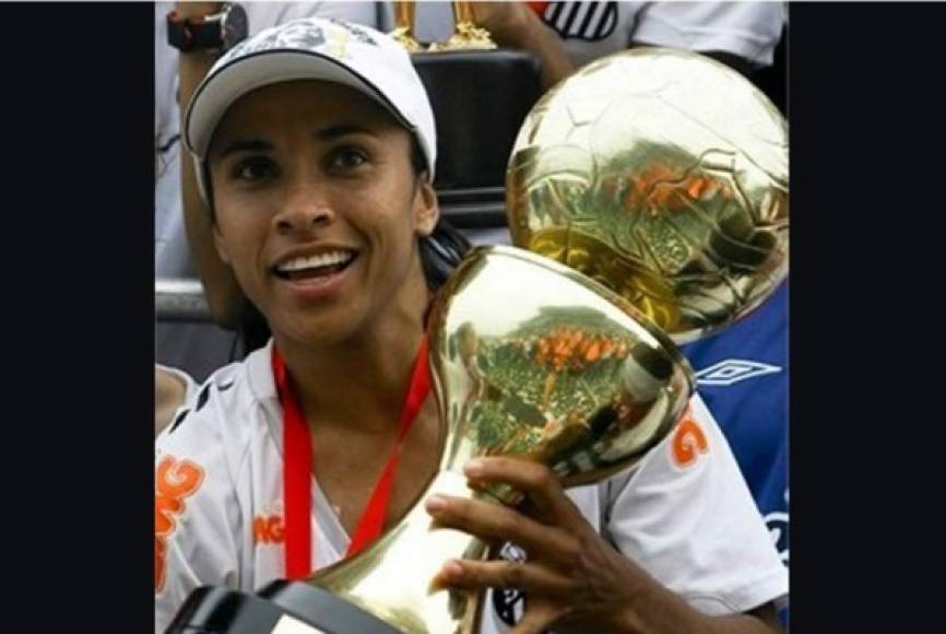 Marta fichó en agosto de 2009 por el Santos brasileño (para tres meses, durante el descanso de la liga estadounidense WPS). Ganó la Copa de Libertadores Femenina y la Copa de Brasil de Fútbol Femenino en 2009.