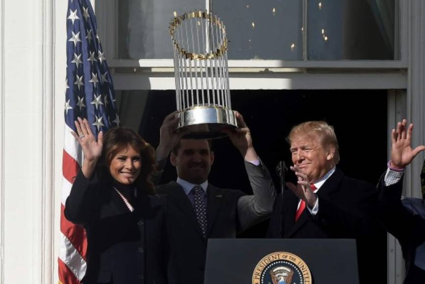 El manager puertorriqueño Dave Martínez posó con el título junto a Trump y Melania.