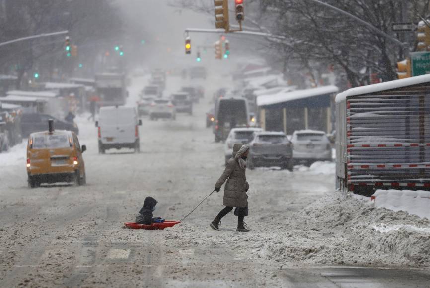 En el estado de Nueva York, la nieve también llegó a los 60 centímetros en el condado de Suffolk y en la ciudad de Nueva York, el icónico Central Park quedó cubierto con un manto de 21 centímetros, que aprovecharon cientos de padres e hijos para jugar con la nieve.