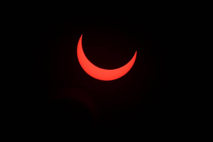  Fotografía tomada con un filtro que muestra el eclipse solar anular hoy, desde el observatorio astronómico de la Universidad autónoma de Honduras, en Tegucigalpa (Honduras).