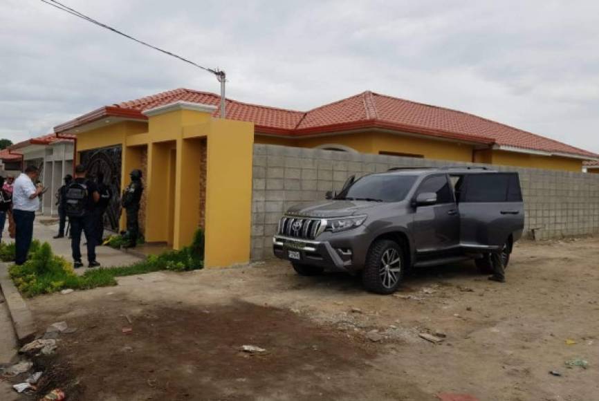 Un vehículo blindado y más de 10 mil dólares decomisaron en una residencial en Costa Verde Villa 2 de San Pedro Sula en el marco de la operación Odiseo X del Ministerio Público.