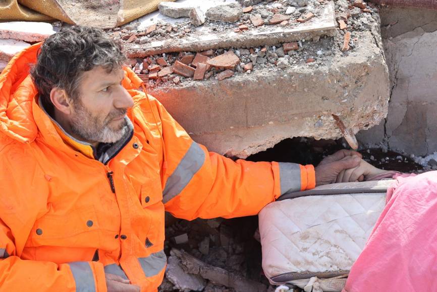 Muchas de las víctimas fallecieron dormidas, luego de que varios edificios se derrumbaran la madrugada del lunes tras el fuerte terremoto.