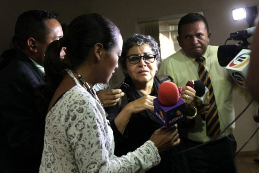 La madre del acusado, Anarella Vélez, llegó a apoyar a su hijo.