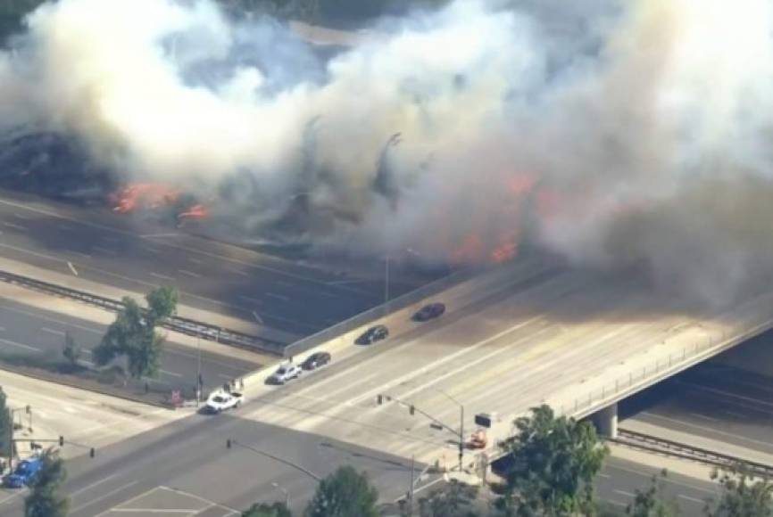 El avance de las llamas alcanzó también una autopista, que fue inmediatamente cerrada por las autoridades, y provocó el corte de suministro eléctrico de unos 120.000 hogares, de acuerdo a datos del diario Los Angeles Times.<br/>