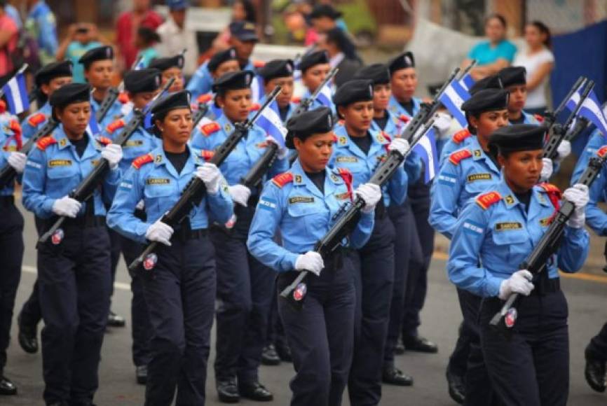 Las instituciones del Estado de Honduras también demostraron su fervor patrio, como lo mostró este pelotón de mujeres que pronto serán policías nacionales. <br/>