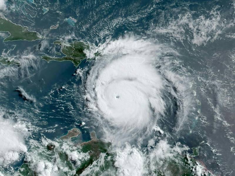 El “potencialmente catastrófico” huracán Beryl escaló a la categoría 5 en el este del mar Caribe, y ahora amenaza a Jamaica.