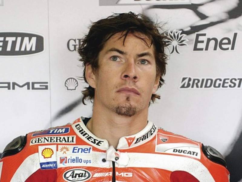 Fotografía de archivo fechada el 12 de agosto de 2011, que muestra al piloto estadounidense de MotoGP del equipo Ducati Nicky Hayden en el garaje del equipo antes de una sesión libre de entrenamientos en el circuito Tomas Masaryk, en Brno (República Checa). Hayden falleció hoy, 22 de mayo de 2017, en el hospital de la ciudad italiana de Cesena, donde se encontraba ingresado desde el 17 de mayo tras ser atropellado por un coche, informó el centro médico en un comunicado. EFE/Filip Singer