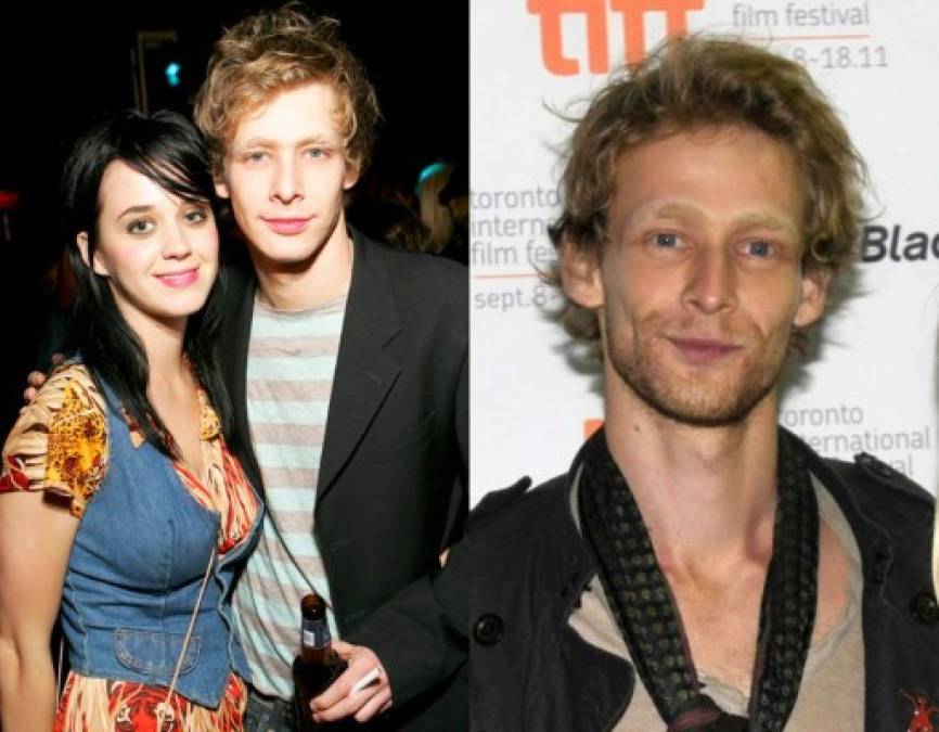 Johnny Lewis<br/><br/>Perry salió con el actor Sons of Anarchy de 2005 a 2006, justo un año antes de que despegara su carrera como cantante. Años más tarde, Lewis murió a los 28 años después de caer de un techo en septiembre de 2012.<br/><br/>El actor tenía problemas con las drogas y pasó un tiempo en la cárcel.