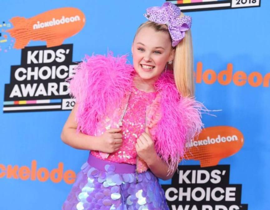 JoJo Siwa<br/><br/>Es una adolescente de 16 años que se hizo popular por su estilo de vestir y las actividades que realizaba en redes sociales. <br/><br/>La marca de aros que utilizaba para jugar se hizo tan popular que algunas escuelas la prohibieron. <br/><br/>Su fama se trasladó de plataforma y realizó un proyecto con Nickelodeon que la mantiene en gira musical por todo el mundo.