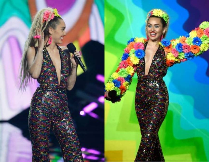 Miley en un mono de lentejuelas multicolor y plataformas de Sophia Webster Miley fueron las prendas elegidas por la presentadora para salir una vez más al escenario.