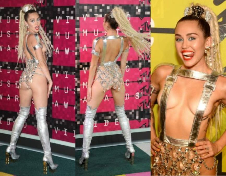 Con este diseño Miley inauguró la noche. El look, mas bien escueto, destacaba por la cantidad de piel que dejaba a la vista y por la inspiración futurista que transmitía el color plateado de todo el conjunto. La cantante completó el outfit con joyas de Lorraine Schwartz.