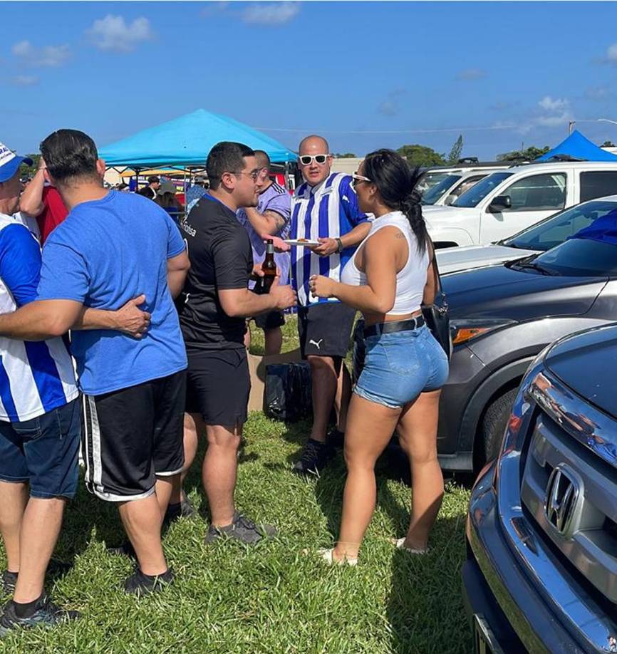 Bellezas, bailes y fiesta catracha: el ambiente en el Honduras-Guatemala en Miami
