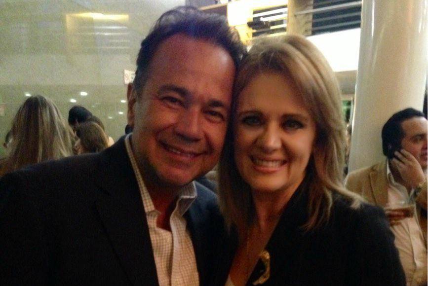  “Querido amigo , gran productor , mi más sentido pésame. Descanse en paz. No puedo creer lo que está pasando. Es una tristeza, lo lamento muchísimo. Yo estaba con él en muchísimas cosas importantes para mi carrera. Mi contacto con él siempre fue muy bueno, mi relación maravillosa, me dolió en el alma, en mi corazón”, compartió la actriz Erika Buenfil.