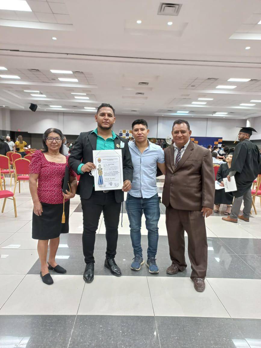 El graduando David Ventura posa junto a su familia en los actos de graduación.