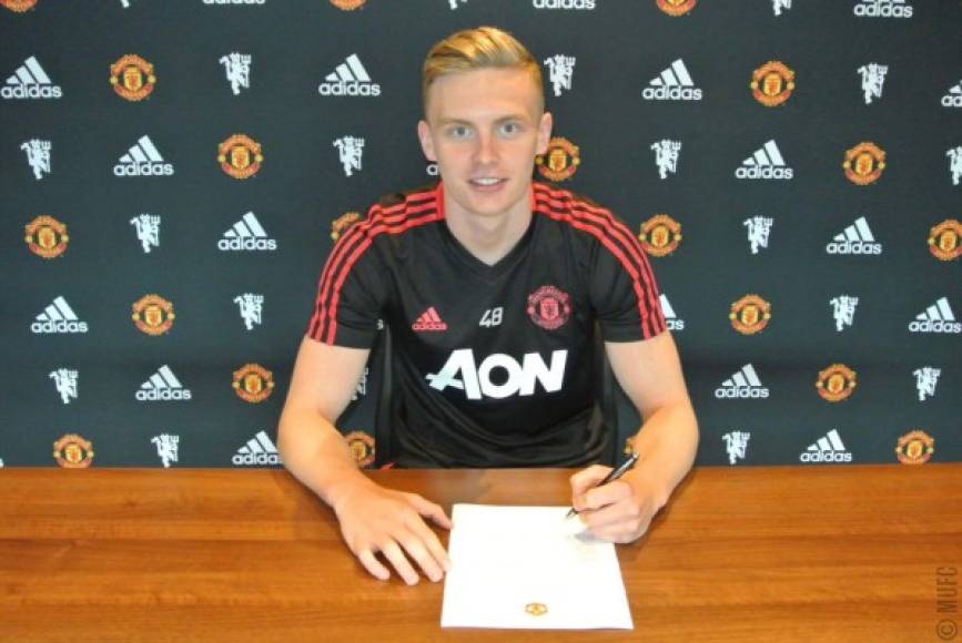 El Manchester United' han anunciado la ampliación del contrato de una de sus promesas, Ethan Hamilton. El club inglés no ha estipulado la duración del nuevo acuerdo con el polivalente jugador escocés, que seguirá en el equipo sub-23.