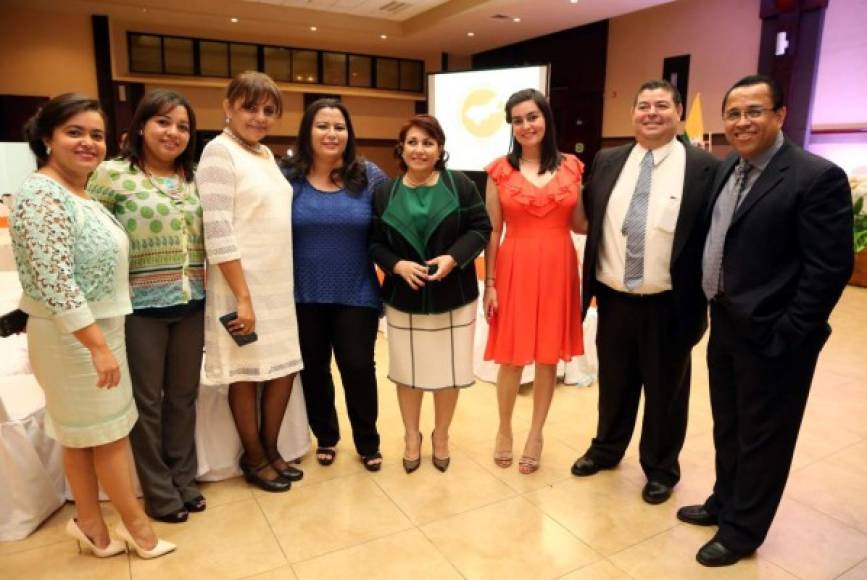 La licenciada María Antonia Martínez con su grupo de periodistas.