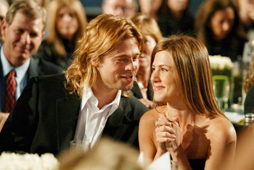 Jennifer Aniston y Brad Pitt. El bombazo del triángulo amoroso de 2005 entre Jennifer Aniston, Brad Pitt y Angelina Jolie continúa aún en los titulares de las revistas. Los rumores de infidelidad surgieron en 2005 cuando Brad Pitt y Angelina Jolie protagonizaron juntos la película “Mr. &amp; Mrs. Smith”. Ese mismo año, Pitt y Aniston se divorciaron después de cinco años de matrimonio, y Pitt y Jolie fueron vistos poco después durante una escapada romántica en abril. “Brangelina” se comprometió en 2012 y tuvieron seis hijos, actualemente están divorciados. 