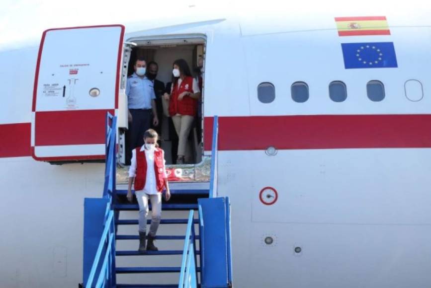 La reina Letizia lució un atuendo de trabajo compuesto por unos pantalones beige y camisa blanca de la firma española Massimo Dutti que combinó con unas botas de Panama Jack.