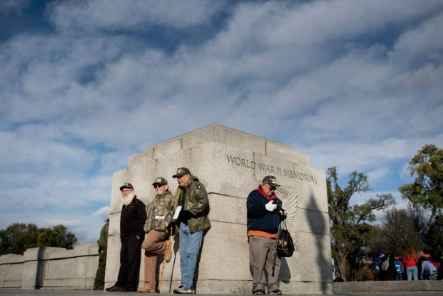 EUA. Recuerdan a los caídos. Visitas en el monumento conmemorativo de la Segunda Guerra Mundial durante el Día de los Veteranos.