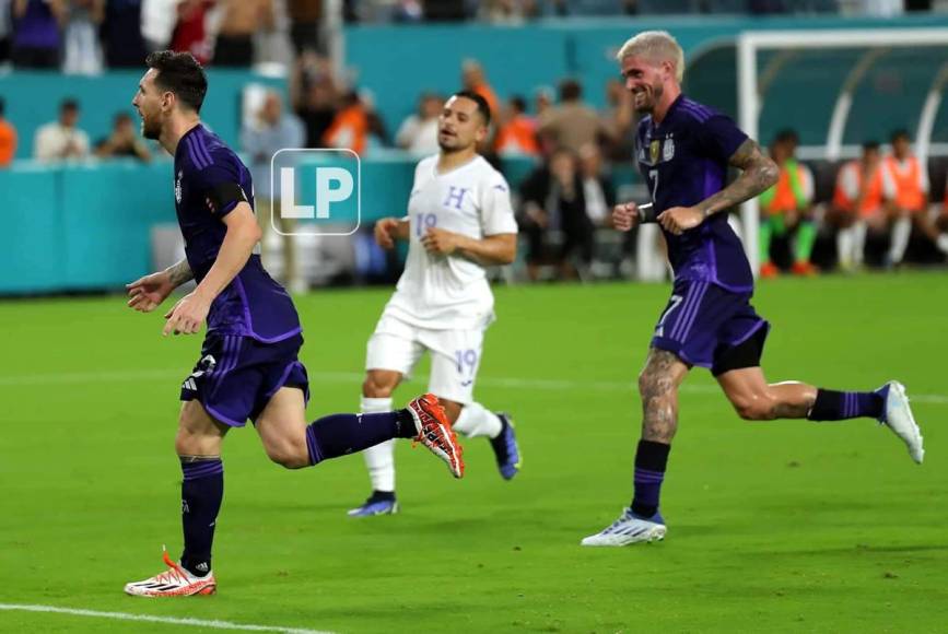 Lionel Messi corriendo a celebrar su gol, lo sigue Rodrigo de Paul y al fondo se lamenta Omar Elvir.