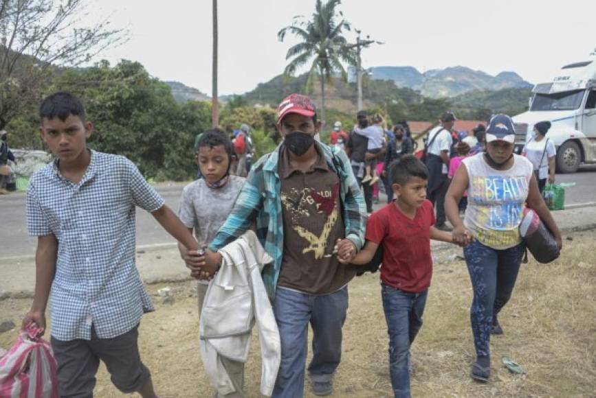 'No estábamos robando, somos gente de bien. Solo queremos pasar', dijo a la AFP al borde del llanto Angie, migrante hondureña de 21 años que junto a miles de sus compatriotas mira en Estados Unidos mejores oportunidades económicas. La mujer estaba resignada a regresar a la frontera a tratar de documentar su ingreso y presentar una prueba negativa de covid-19, los requisitos que las autoridades guatemaltecas exigen para internarse en el territorio. 'Quiero seguir hasta Estados Unidos, no me quiero quedar en Guatemala', recalcó.