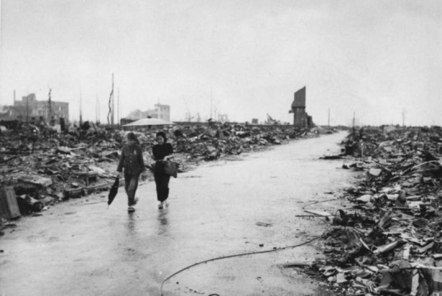 En agosto de 1945 Estados Unidos lanzó dos bombas atómicas sobre las ciudades japonesas de Hiroshima y Nagasaki, iniciando así el final de la Segunda Guerra Mundial.