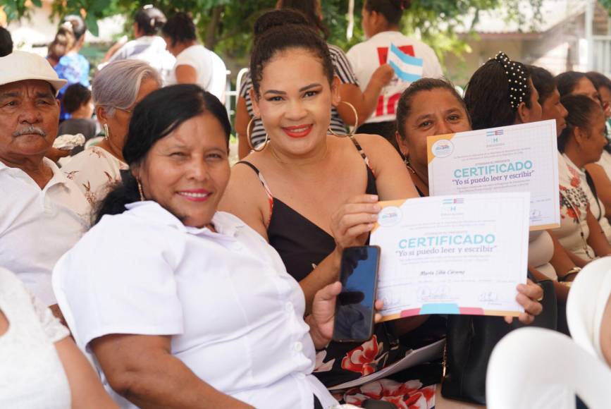 En una ceremonia solemne y de bastante orgullo las autoridades de educación entregaron sus diplomas a decenas de educandos que ingresaron al Programa “Yo si Puedo”, programa dirigido a erradicar el analfabetismo en Honduras.