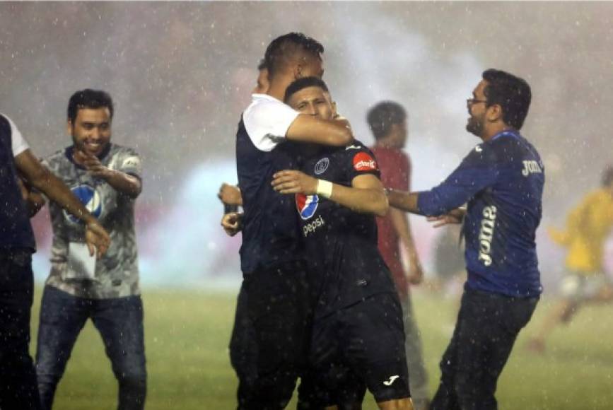 Héctor 'La Perra' Castellanos se abraza con aficionados al final del juego.