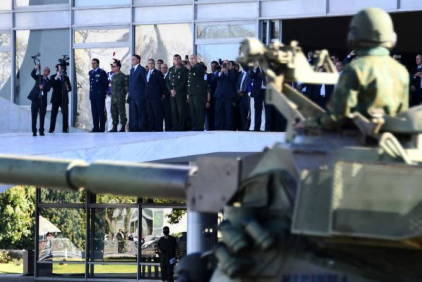 Pero el desfile de los blindados y otros vehículos militares por la región central de Brasilia, sede de los tres poderes, es apuntado por observadores como algo inédito desde la vuelta a la democracia en Brasil y como un gesto de fuerza de Bolsonaro, cada vez más cercado por investigaciones judiciales y con su popularidad en declive.