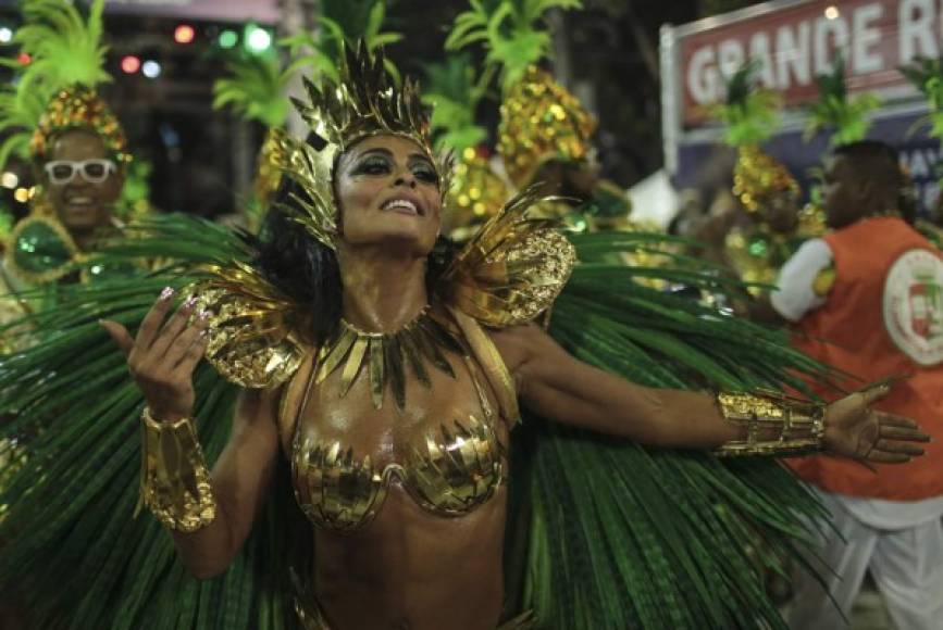 Los desfiles de esta noche los abrió Imperio Serrano, una tradicional escuela que tiene varios títulos pero que desde 2010 desfilaba entre las de segunda categoría.