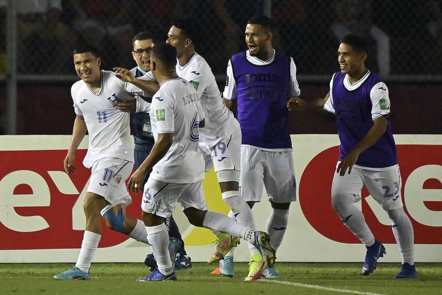 Los jugadores hondureños se fueron encima de Kevin López para celebrar el gol.