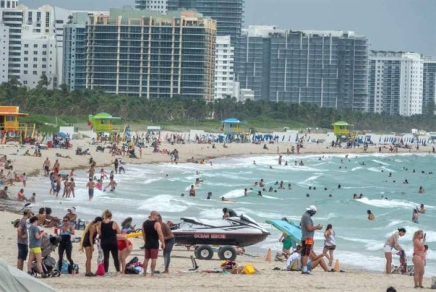 En las playas de Miami, los bañistas disfrutaron de las aguas cálidas sin utilizar mascarillas y haciendo caso omiso al distanciamiento social.