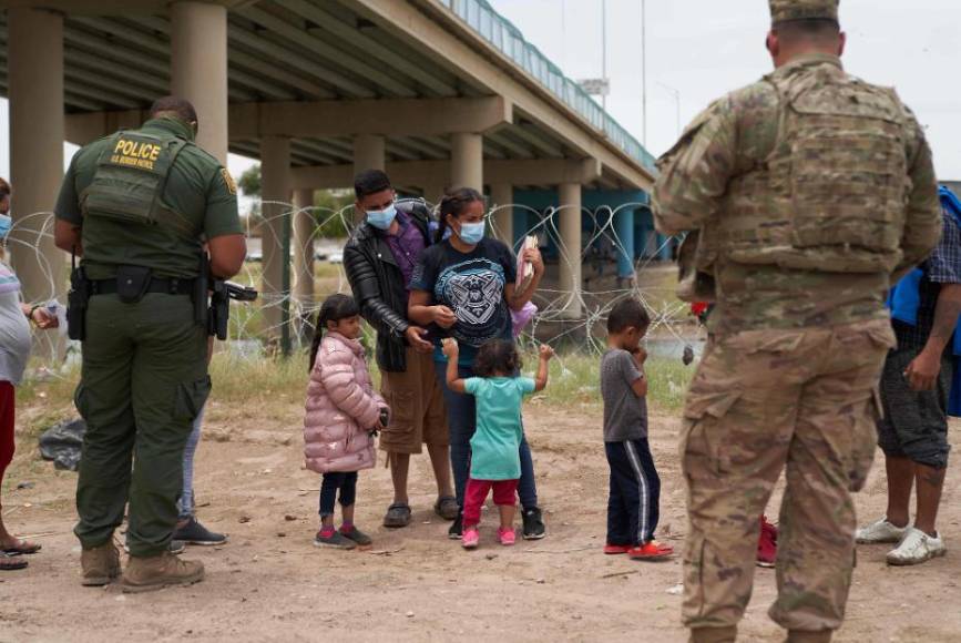 Texas desafía a Biden y comienza a devolver migrantes detenidos a la frontera con México