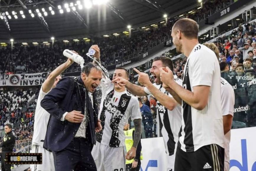 Los jugadores de la Juventus bañaron a su entrenador Massimiliano Allegri tras el pitazo final.